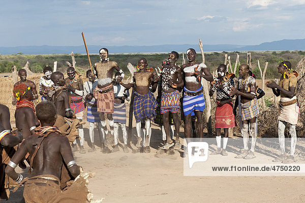 Karo Leute mit Körperbemalung an einer traditionellen Tanz Zeremonie teilnehmend  Omo Tal  Süd Äthiopien  Afrika