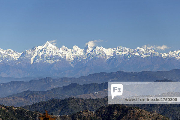 Himalaya Gebirge von Jhandi Devi aus gesehen Uttarakhand Nordindien Indien Asien