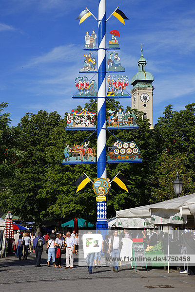 Maypole  Viktualienmarkt square and Heiliggeistkirche  Church of the Holy Ghost  Munich  Bavaria  Germany  Europe