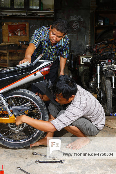 Jugendliche in der Mechanikerlehre  Motorradreparatur  Berufsbildungswerk  Siantar  Sumatra  Indonesien  Asien