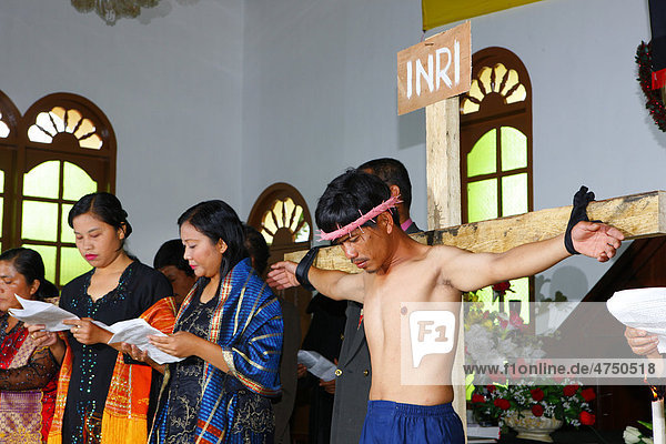 Jesus am Kreuz  Passionsaufführung  Schülerinternat  Simalungun  Sumatra  Indonesien  Asien