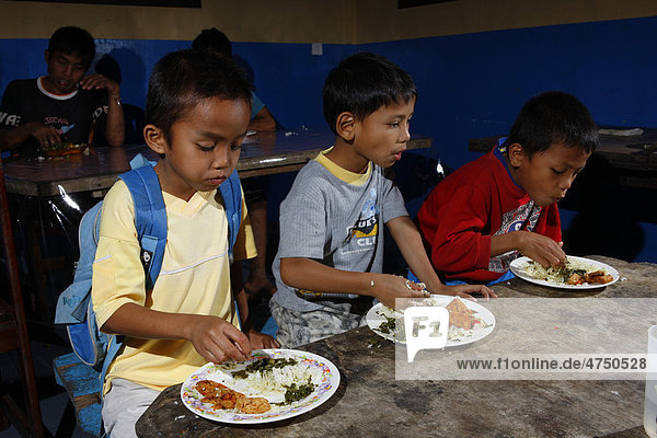 Children eating  Gelora Kasih orphanage  Kabanjahe  Batak region  Sumatra  Indonesia  Southeast Asia  Asia