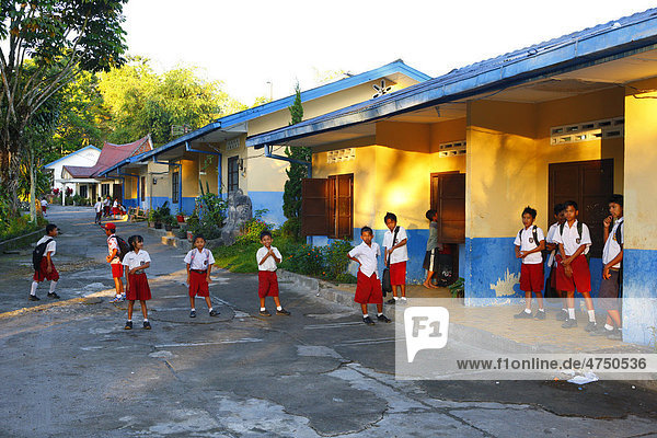 Kinder im Schuluniform auf dem Hof  Waisenhaus Gelora Kasih  Kabanjahe  Batak Region  Sumatra  Indonesien  Südostasien  Asien