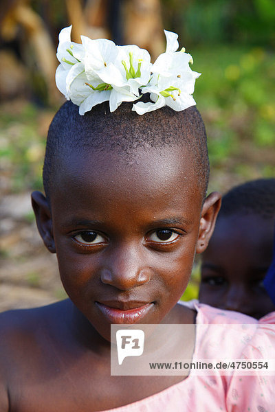 Mädchen  10 Jahre  mit Blumen auf dem Kopf  Kamachumu  Kagera Region  Tansania  Afrika