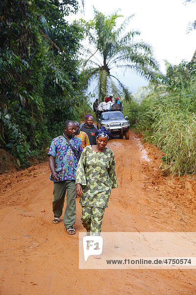Menschen gehen auf einer Piste durch den Urwald  Bamenda  Kamerun  Afrika