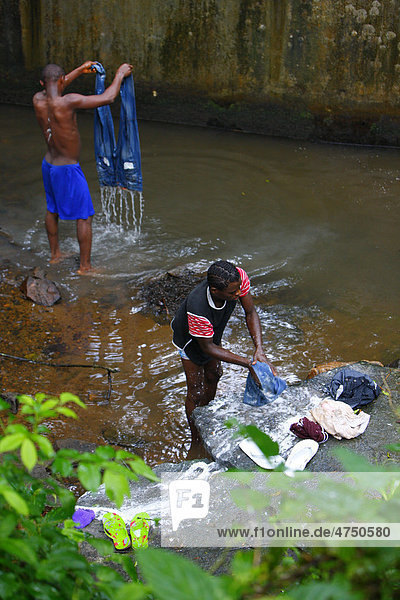 Jugendliche waschen ihre Jeans im Bach  Bamenda  Kamerun  Afrika