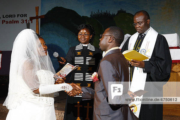 Brautpaar gibt sich das Eheversprechen  Hochzeit  Bamenda  Kamerun  Afrika