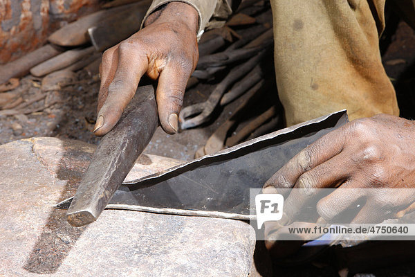 Schmied bearbeitet Altmetall zu Musikinstrument  Babungo  Kamerun  Afrika