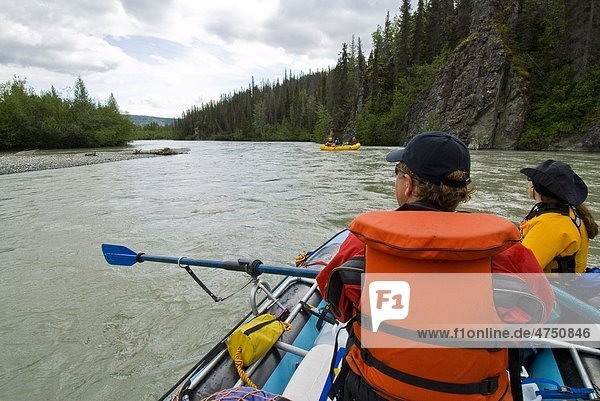Blick auf den Sparren Tatshenshini River  Yukon Territory  Kanada  Sommer