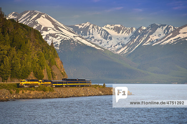 Eine Alaska Railroad Personenzug Runden Ecke entlang Turnagain Arm in der Nähe von Bird Creek  Südalaska  Sommer