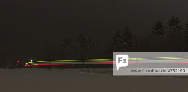 Eisenbahn-Leuchtspur im Winter  Nacht  Beimerstetten  Baden-Württemberg  Deutschland  Europa