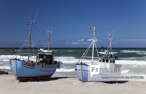 Fischkutter am Strand von N¯rre Vorup¯r  Nörre Vorupör  Nordsee  Thy  Nordjütland  Jütland  Dänemark  Europa