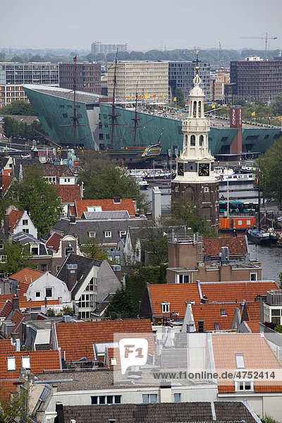 Blick von der Zuiderkerk  Südkirche  auf das neue Wohnviertel Javaeiland  den Montelbaansturm und das Technikmuseum NEMO  Amsterdam  Holland  Niederlande  Europa