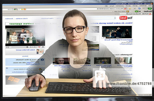 Frau am Computer  surft im Internet  sieht sich ein Video auf YouToube an  Blick aus dem Computer  Symbolbild