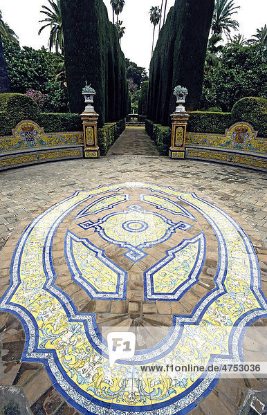 Großflächiges Ornament aus Keramikfliesen auf dem Boden  maurische Gärten  Alc·zar  Sevilla  Andalusien  Spanien  Europa