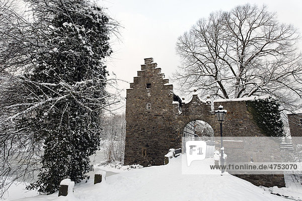 Romantische Wasserburg im Winter  Eingang zur Vorburg  Haus zum Haus  Ratingen  Niederrhein  Nordrhein-Westfalen  Deutschland  Europa