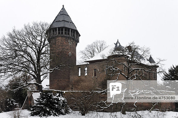 Romantische Wasserburg im Winter  Burg Linn  Krefeld  Niederrhein  Nordrhein-Westfalen  Deutschland  Europa