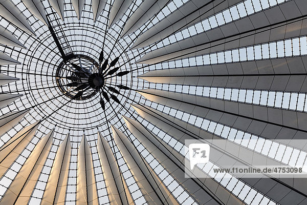 Riesiges  aufgefächertes Zeltdach  spektakuläre Dachkonstruktion im Sony Center  Potsdamer Platz  Berlin  Deutschland  Europa