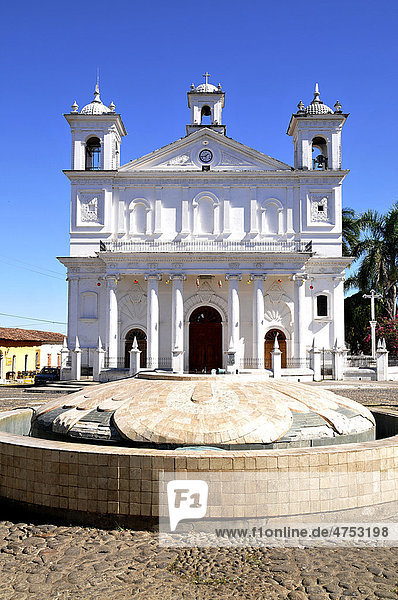 Brunnen und Kirche auf der Plaza von Suchitoto  El Salvador  Mittelamerika