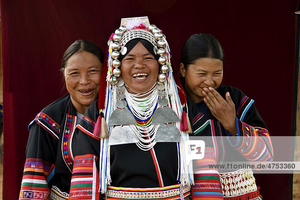 Drei Akha-Frauen posieren für ein Foto  südostasiatisches Bergvolk der Akha  Mae Salong  Santikhiri  Nordthailand  Asien