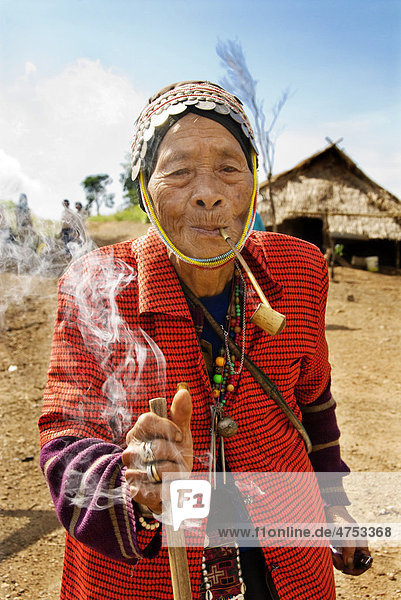 Alte Akha-Frau raucht Pfeife in den Bergen von Nordthailand  südostasiatisches Bergvolk der Akha  Thailand  Asien