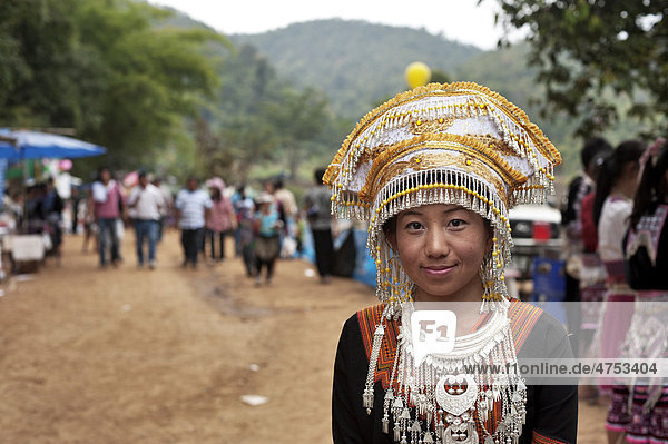 Traditionell gekleidete Hmong-Frau beim Neujahrsfest  Dorf Hung Saew  Chiang Mai  Thailand  Asien
