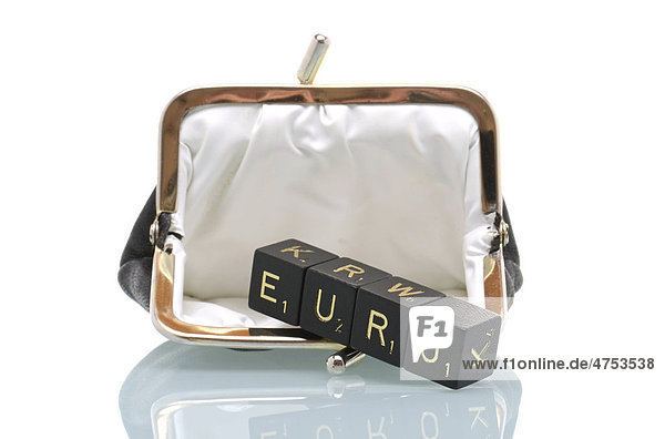 Alter Geldbeutel mit Schriftzug Euro aus Buchstabenwürfeln
