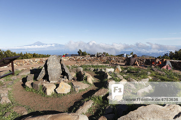 Rekonstruktion einer Zeremonien-Stätte der Guanchen  Gipfel vom Berg Garajonay  höchster Punkt von La Gomera  hinten Teneriffa  Kanaren  Spanien  Europa Insel La Gomera