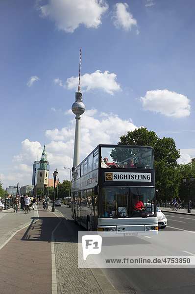 Sightseeing-Bus  hinten der Berliner Fernsehturm  Museumsinsel  Berlin  Deutschland  Europa