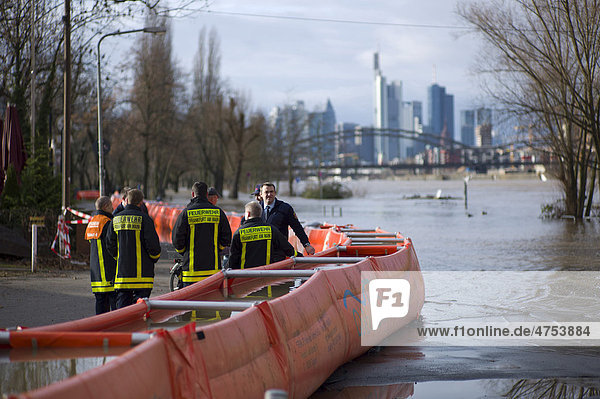 Künstlicher Hochwasserschutzdamm QUICK DAMM SYSTEM  Feuerwehr überwacht das Hochwasser  Frankfurt  Hessen  Deutschland  Europa