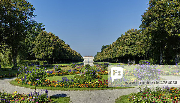 Blick auf das Neue Schloss Schleißheim mit Hofgarten  Oberschleißheim bei München  Oberbayern  Bayern  Deutschland  Europa