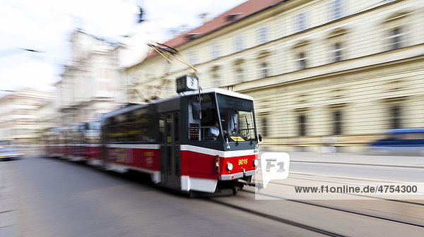 Straßenbahn  hinten das Institut für Endokrinologie  Narodni-Straße  Prag  Tschechische Republik  Europa