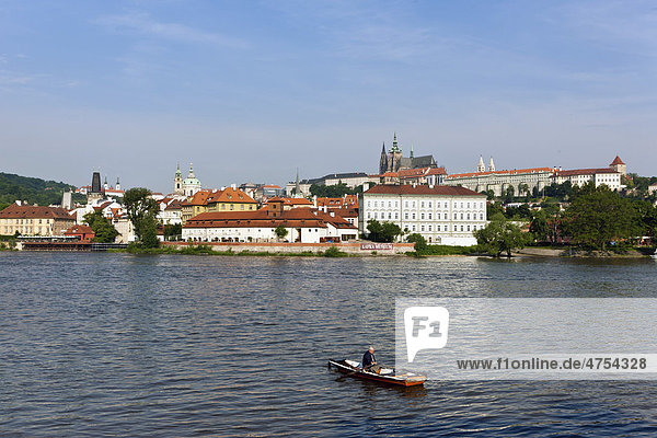 Blick über die Moldau  hinten Prager Burg  Veitsdom  Hradschin  Prag  Böhmen  Tschechische Republik  Osteuropa