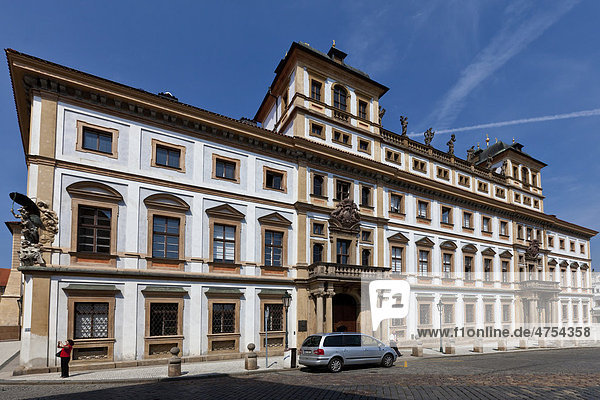 Historisches Verwaltungsgebäude am Schlossplatz  Hradschin  Prag  Tschechische Republik  Europa