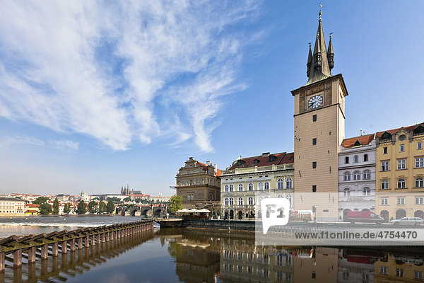 Blick auf das Smetana-Museum im ehemaligen Wasserwerk  Wasserturm  Moldau  Prag  Böhmen  Tschechien  Europa