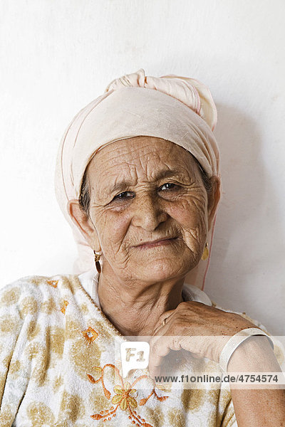 Portrait einer Berberin in ihrem Haus in der Nähe von Essaouira  Marokko  Afrika