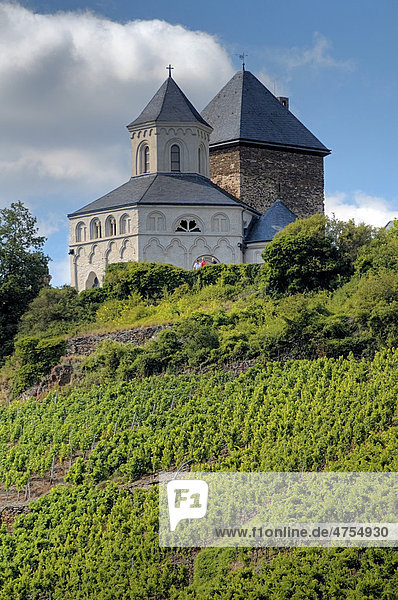 Spätromanische Matthiaskapelle und die Oberburg in Kobern-Gondorf  Rheinland-Pfalz  Deutschland  Europa