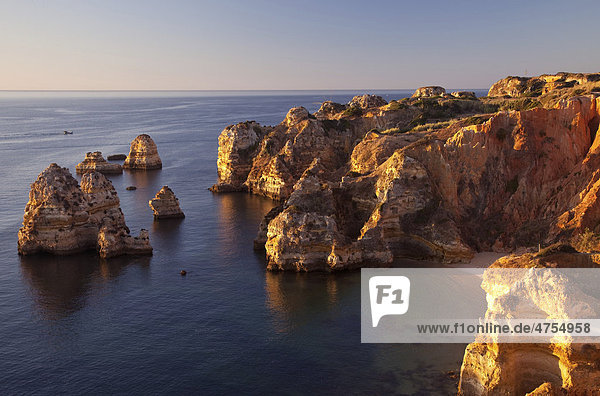 Zerklüftete Felsenküste im ersten Morgenlicht  Algarve  Portugal  Europa