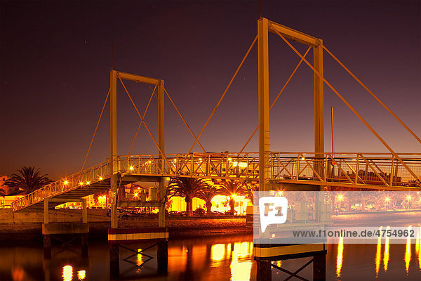 Beleuchtete Klappbrücke bei Nacht  Lagos  Algarve  Portugal  Europa