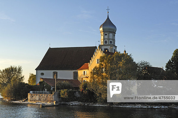 Schloss Wasserburg und Sankt Georg Kirche am Abend vom Bodensee aus gesehen  Wasserburg am Bodensee  Bayern  Deutschland  Europa