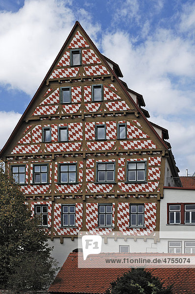 Altes Fachwerkhaus mit roten Rauten bemalt  von der Stadtmauer gesehen  Ulm  Baden-Württemberg  Deutschland  Europa