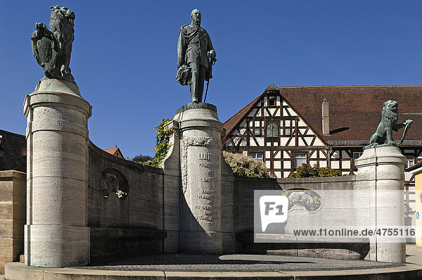 Denkmal von Luitpold Prinzregent von Bayern  1911  rechts und links Löwen mit Bayerischen Wappen  Kammereckerplatz  Heilsbronn  Mittelfranken  Bayern  Deutschland  Europa