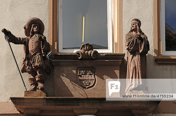 Figuren über einem Eingang von 1523 Rathausgasse 12 Freiburg im Breisgau Baden-Württemberg Deutschland Europa