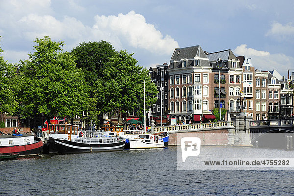 Bäume am Waterloo Plein  Boote auf dem Binnen Amstel Kanal  Gracht in der Innenstadt  Amsterdam  Noord-Holland  Nord-Holland  Niederlande  Europa