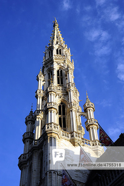 Rathaus  gotischer Turm  Hotel de Ville auf dem Grand Place  Stadhuis auf dem Grote Markt Platz  Innenstadt  Brüssel  Belgien  Benelux  Europa