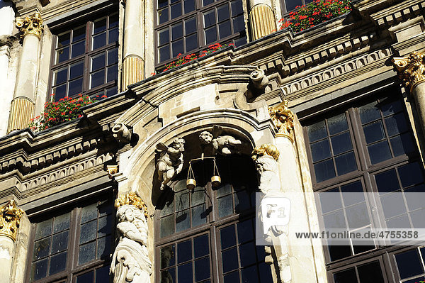 Zwei Engel mit Waage an einer Fassade  Zunfthaus  Haus im Stil des Barock auf dem Grand Place  Grote Markt Platz  Innenstadt  Brüssel  Belgien  Benelux  Europa