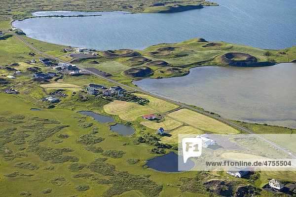 Luftaufnahme  Pseudokrater und Gehöfte vom M_vatn  Nordisland  Island  Europa