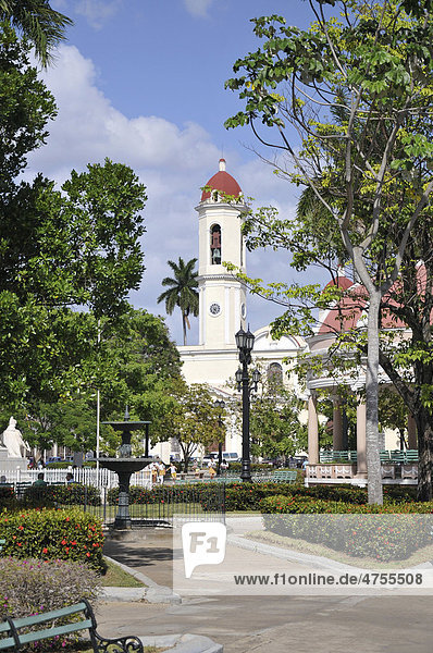 Catedral de la Purisima Concepcion im Parque Jose Marti  Altstadt  Cienfuegos  Kuba  Karibik  Mittelamerika