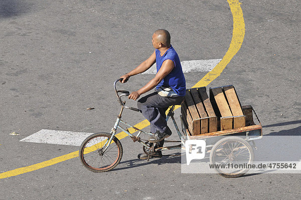 Mann auf Dreirad  Plaza Central  Havanna  Altstadt  Kuba  Karibik  Mittelamerika