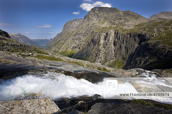 Blick von der Passhöhe der Trollstigen über das Isterdal  Norwegen  Skandinavien  Europa